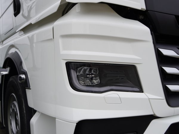 Teilansicht einer LKW Front
