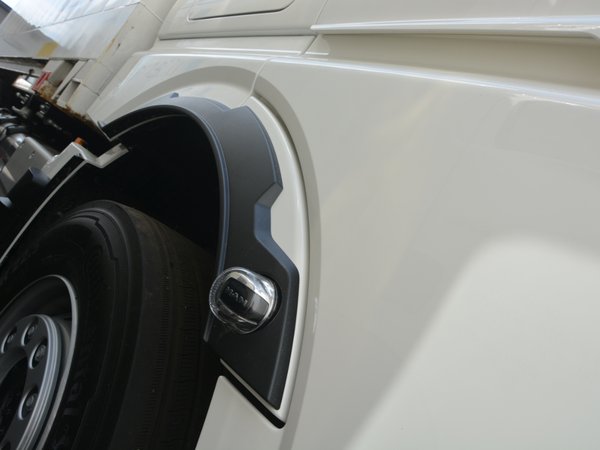 Ansicht einer vorderen Seitenfront eines LKW