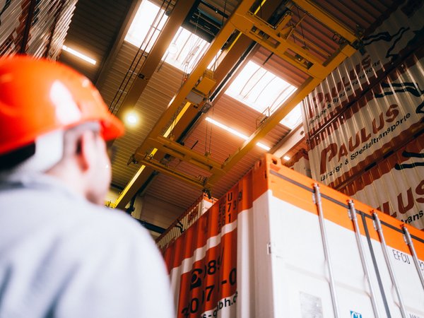 Container werden in Lager bewegt