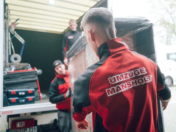 Beladen eines Umzugstransporters