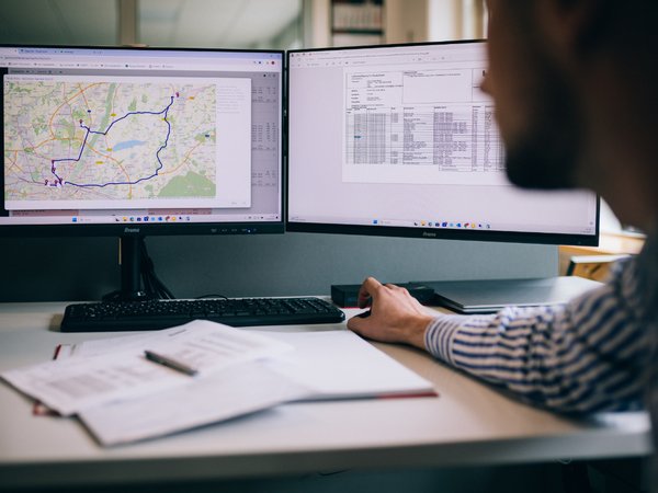 Bildschirmansicht, auf welcher von einer Person eine Landkarte gezeigt wird