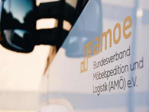 Bildmarke AMÖ an Fahrertüre eines Fahrzeuges