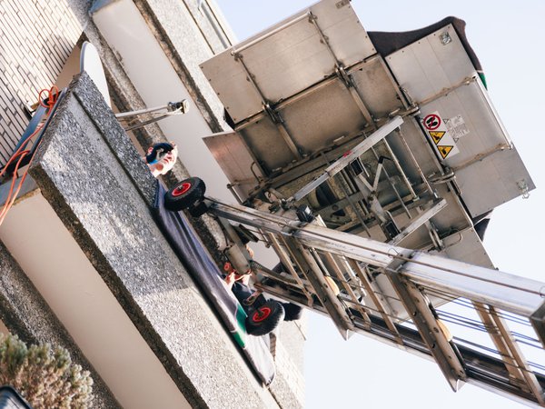 Fassadenaufzug in Nutzung bei Umzugssituation