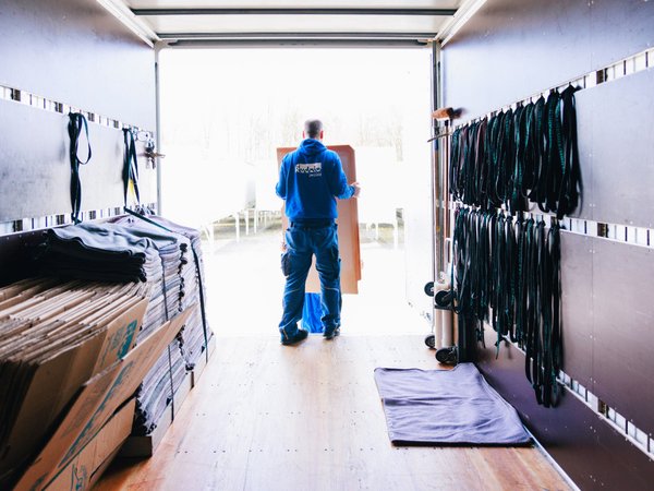 Entladen eines Umzugstransporters