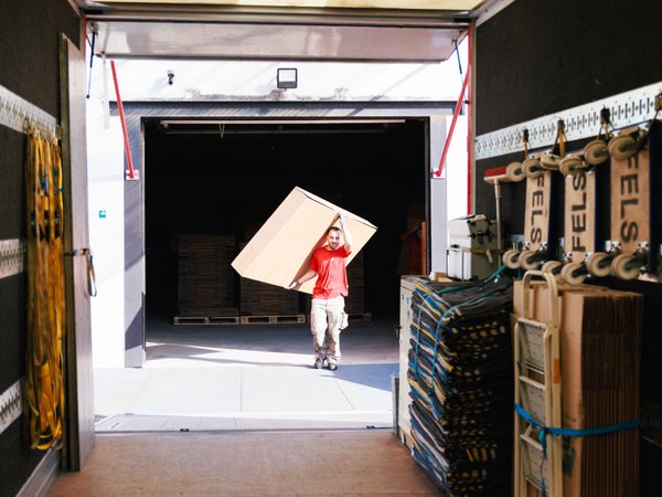 Umzugsgut wird von Halle in LKW getragen